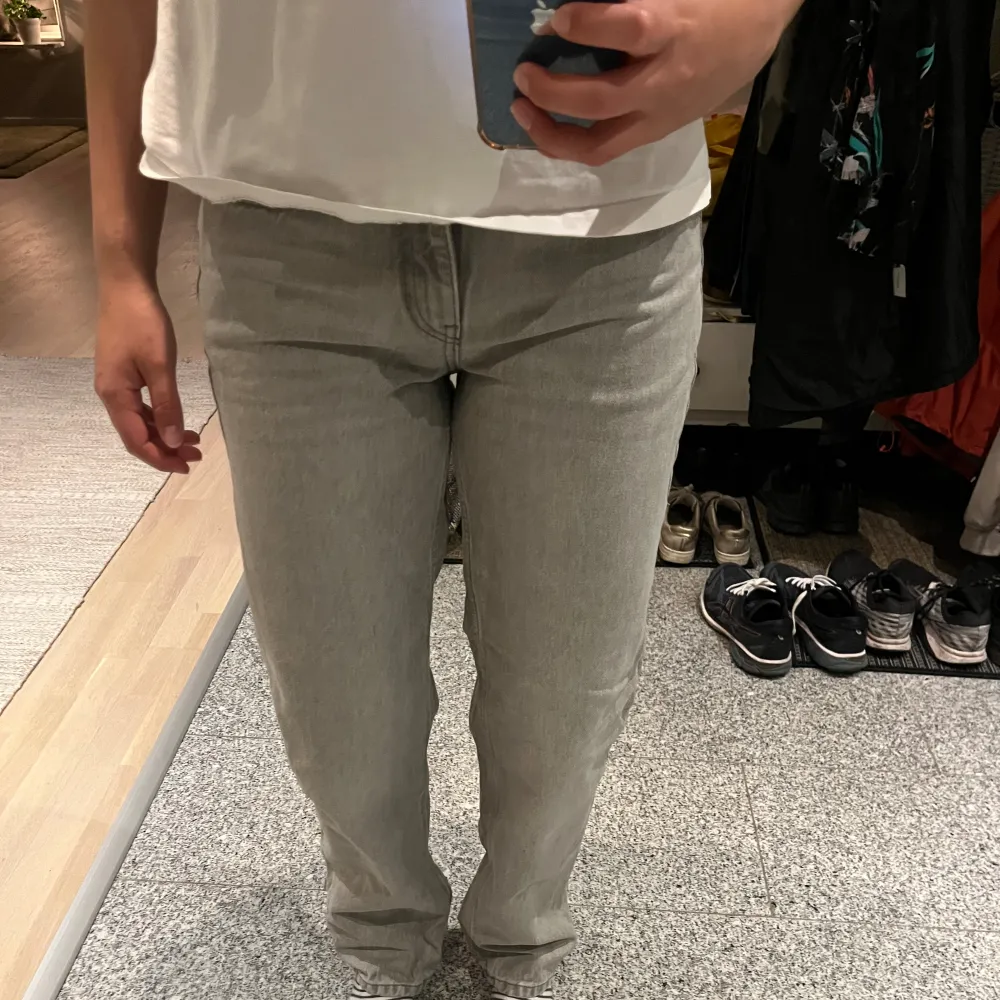 Gråa Lågmidjade jeans från Gina, aldrig använda 💟. Jeans & Byxor.