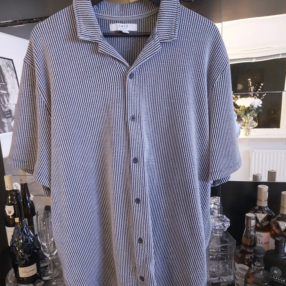 En kortärmad skjorta i stickad kvalitet. Skjorta är i storlek XL och endast använd en gång. Mycket fint skick. . Skjortor.