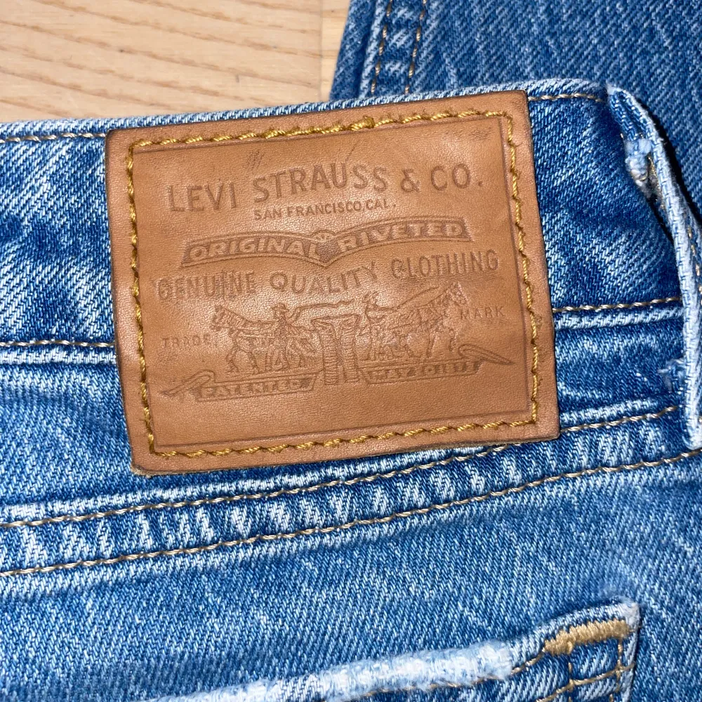 Snygga low/midwaist blåa Levi’s jeans som heter ”low pitch straight” i storlek 25/31. Nypris 1200 kr och väldigt bra skick 💗 tveka inte på att kontakta om ni har frågor! . Jeans & Byxor.