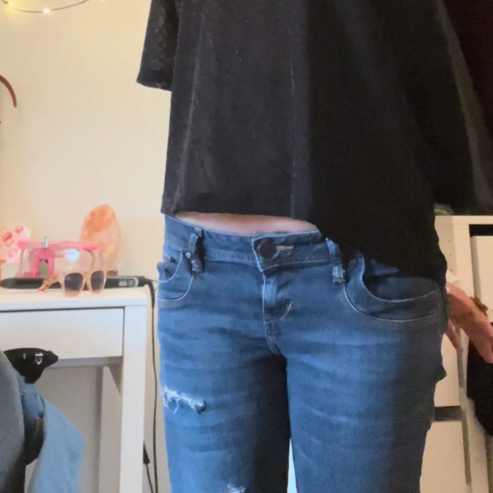 Sjukt snygga ltb jeans som jag gjort hål i, de har ett annat hål på insidan som inte syns för att spänna åt i midjan, de är också sönder trampade ned till tyvärr. Inga andra tydliga defekter. 💞. Jeans & Byxor.
