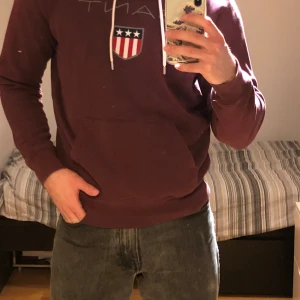 Gant hoodie - Vinröd Gant goodie i storlek M. Sitter som S/M. Väldigt bra skick, ingen defekt. Pris kan diskuteras