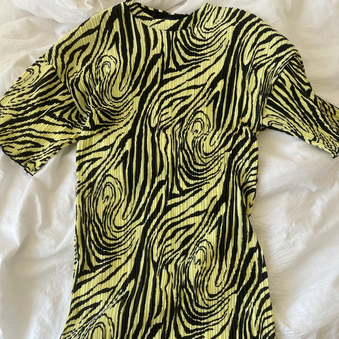 Gul mönstrad klänning - 3