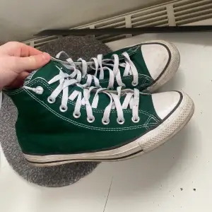 Gröna converse i storlek 42,5.  450kr. Skick 7,5/10 