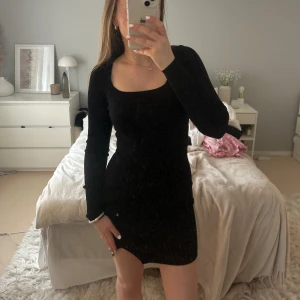 Kortklänning - Svart kort långärmad klänning i ribbat material! Den har en lite slits längst ner🤍 aldrig använd 