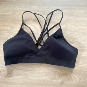 Bralette  - Mjuk bralette med uttagbara kupor Gott skick  Kuporna behöver justeras på bilden 