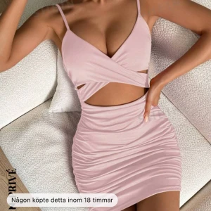 Rosa klänning från shein - Jättefin klänning men gillar inte rosa, oanvänd och snygg 