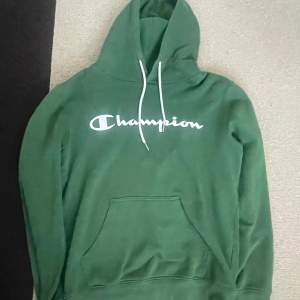 Säljer min gröna Champion hoodie som är använd i väldigt gott skick. 