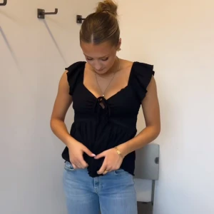 Trendig sommartopp från Lager 157✨😍 - Säljer denna supersöta, sköna toppen med knyte och volanger. Den är i jättefint skick då jag endast använt den 1 gång, säljer pga lite användning.☺️Liknar Design By Si toppen, fast i kortärm med lite push-up effekt, perfekt till sommaren.☀️🫶🏻