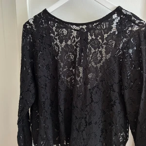 Spetstopp med öppen rygg - Spetstopp från bikbok med öppen rygg i storlek L, endast prövad 