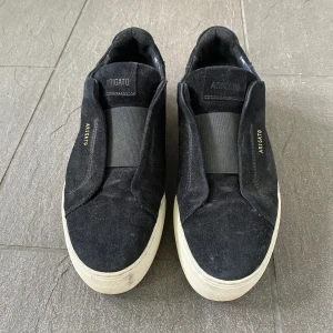 Axel Arigato skor - Säljer ett par svarta Axel Arigato skor. Bra skick. Nypris: 2500kr