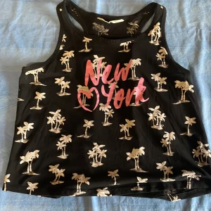 Kort linne  - Kort svart linne med vita palmer  Välanvändt med inget som syns eller märks  Från HM i storlek 146/152