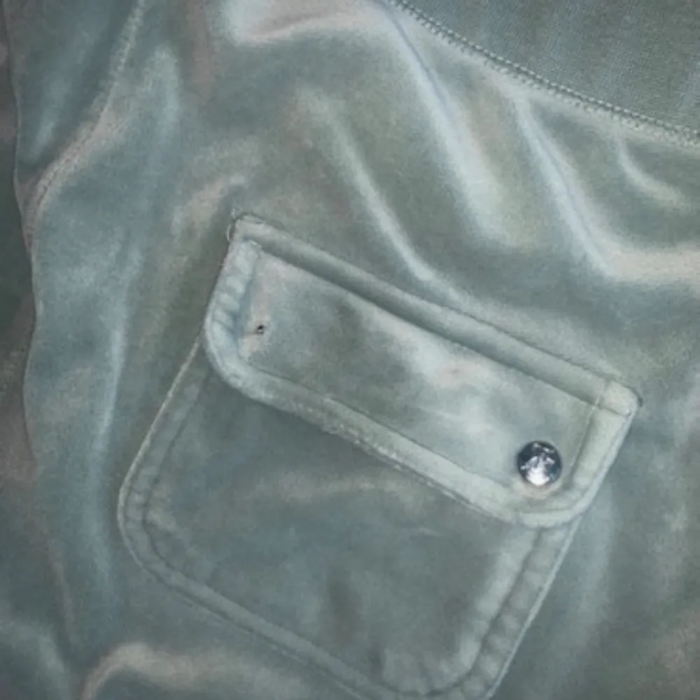 Säljer mina juicy couture byxor i färgen chinois green. Dom är i bra skick förutom att det saknas en knapp. Vill bara bli av med byxorna nu och få dom sålda.. Jeans & Byxor.