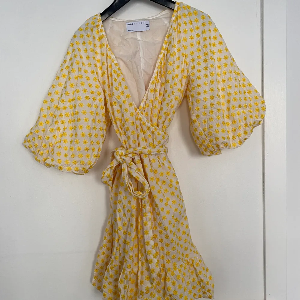 Vacker klänning från Asos edition. Broderade gula blommor. Inga defekter. Bara använd en gång. Inköpspris 1145 kronor. . Klänningar.