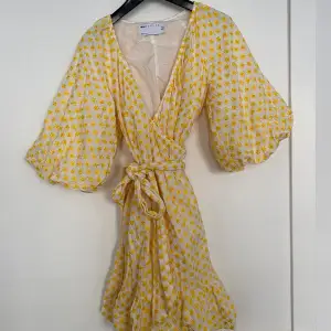 Vacker klänning från Asos edition. Broderade gula blommor. Inga defekter. Bara använd en gång. Inköpspris 1145 kronor. 