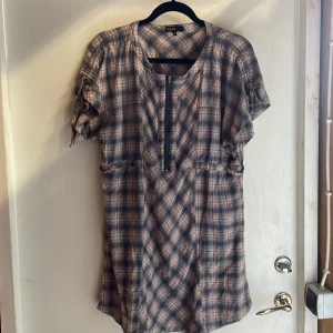 Rutig tunika  - En rutig tunika från Kappahl i storlek M Dragkedja fram 