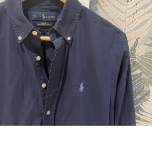 Polo ralphlauren skjorta blå - Den är mörk blå skicket är 10/10 eftersom den bara är andvänd ett fåtal gånger köpt på en för 1799 säljs för den inte andvänds storlek s