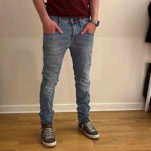 Replay Anbass jeans i ljus blå färg | Skick 9,5/10 | Size 29/32 | Pris 499kr | Modellen är ca 175cm lång | Fraktar via PostNord eller Instabox på köparens bekostnad | Hör av dig vid minsta fråga eller fundering!!