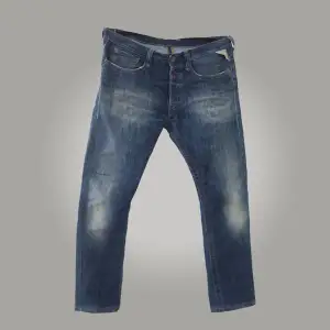 Riktigt snygga replay jeans, skick 8/10 då de är äldre, har några slitningar vid hälarna. Passformen är slim/rak fit. Skriv vid funderingar eller för fitcheck 🤝