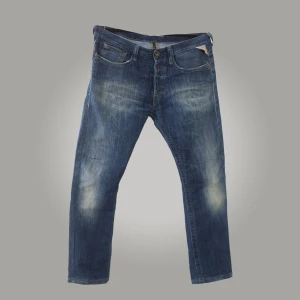 Replay Jeans - Riktigt snygga replay jeans, skick 8/10 då de är äldre, har några slitningar vid hälarna. Passformen är slim/rak fit. Skriv vid funderingar eller för fitcheck 🤝