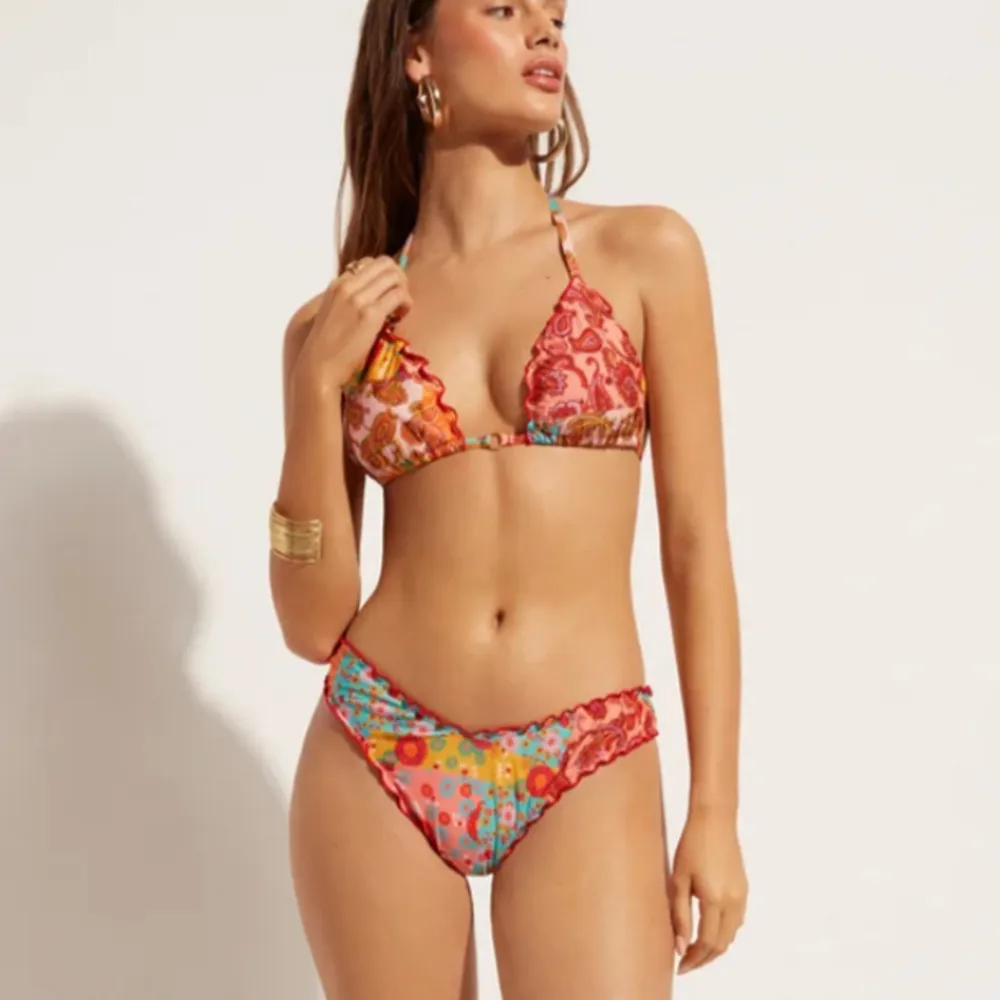 Så fin bikini i strl S från Calzedonia som passar perfekt för en dag på stranden eller vid poolen☀️. Varan är aldrig använd endast provad och då med underkläder på🥰Bilderna är lånade direkt från hemsidan💞. Övrigt.
