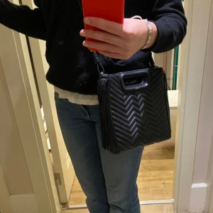 Maje väska limited edition - Super snygg limited edition Maje väska köpt i Barcelona💗 Knappt använd, som ny  Kvitto, äkthetsbevis och dustbag medföljer  Skriv för fler bilder! 