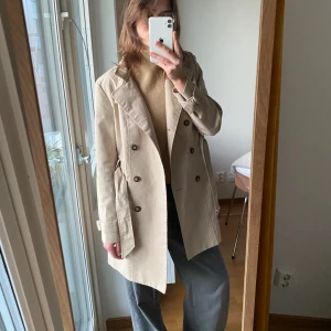 Snygg trenchcoat  - En snygg trenchcoat perfekt nu till våren!