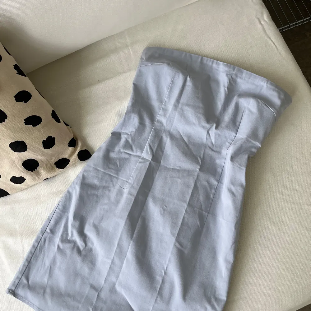 Ljusblå miniklänning från NAKD i storlek 36, aldrig använd! Materialet är stretchigt och formar kroppen superfint ⭐️ Köpt för 449 kr, säljer för 199 kr! Påminner om djerfavenue!!!. Mekot.