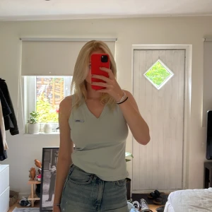 adidas topp - säljer då den inte kommit till användning!