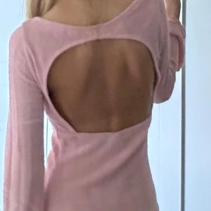 HELT NY Rosa klänning  - Gina Tricot  - Säljer denna helt nya klänning från Ginatricot. Insåg att jag aldrig kommer att använda den så tänkte lämna tillbaka den men då hade lappen åkt av. Den är helt ny. Nypris 400 kr.