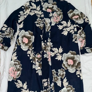 Cover up blommig  - Nyskick, enkel cover up, kan användas till många tillfällen