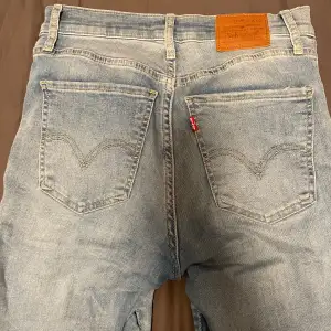 Fina stretchiga Levis jeans i mid/high waist storlek 26 motsvarande xs/s nypris 1799kr säljer för 250kr