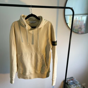 Stone Island hoodie  - Säljer nu en extremt fräsch Stone island hoodie i färgen beige. Tröjan är storlek S och har en skön passform! Tröjan har inga skador eller liknande och är som ny! Äkthetsbevis finns, hör av er vid frågor eller funderingar! 
