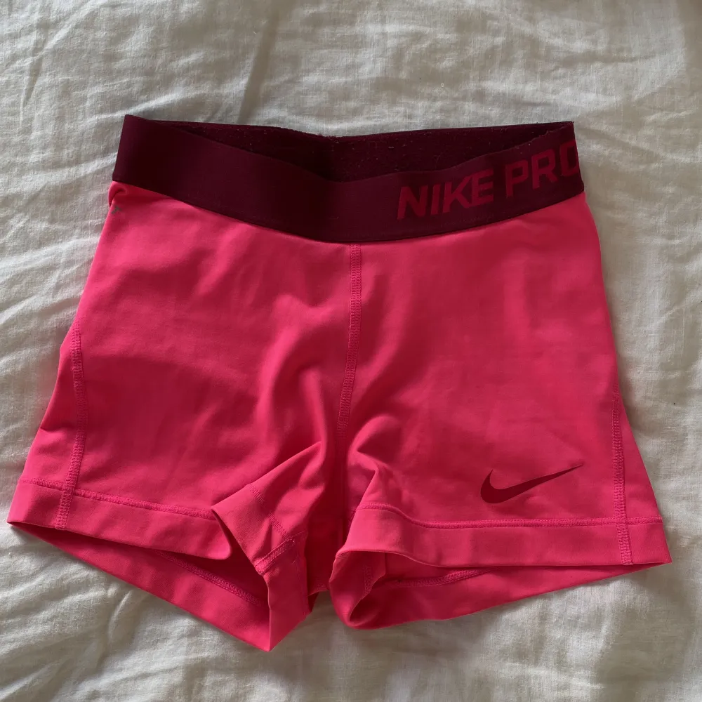 Säljer mina rosa Nike PRO träningsshorts då de blivit för små💓skriv om ni har några frågor💌. Sport & träning.