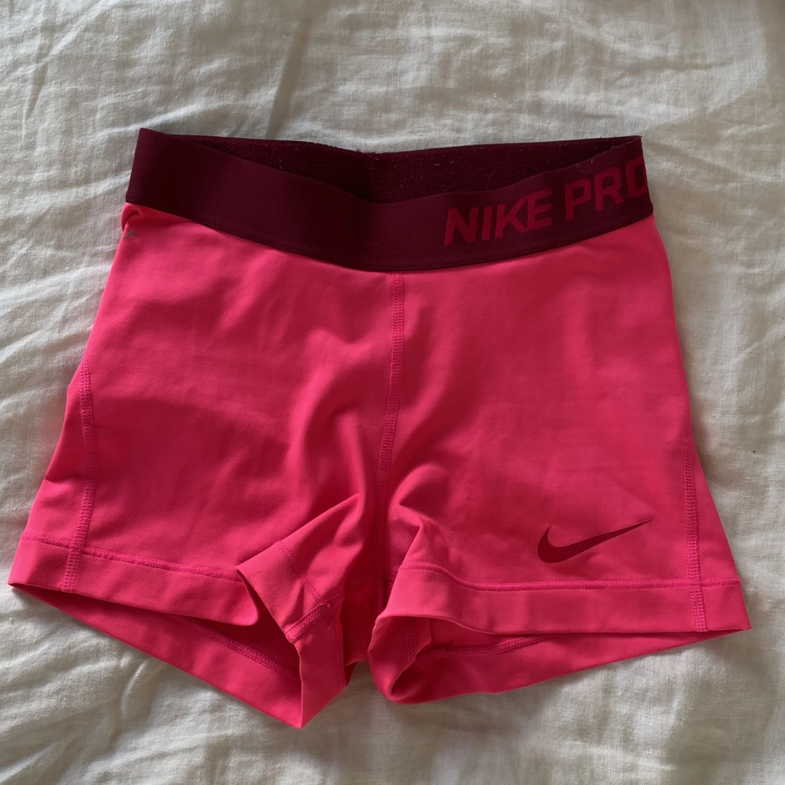 Rosa nike pro shorts 