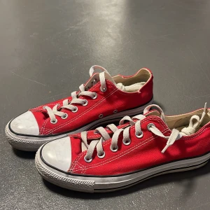 Röda converse - En par låga converse som jag inte längre använder längre. Inget jättefel på dom, mest bara att det inte kommer till användning😀