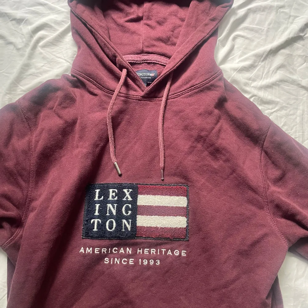 Nästan oanvänd lexinkon hoodie i vinröd färg💕 original pris 1500kr. Så bekväm och skönt material . Hoodies.