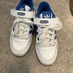 Adidas forum low  - Säljer mina blå och vita adidas forum low. Storlek 38 men små i storleken skulle säga 37-37,5. Säljer då dom är lite försmå för mig. Använda kanske 5 gånger, lite smutsiga men tror det går att tvätta bort lätt.💕
