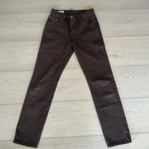 Levi’s 501 - Helt nya bruna Levi’s 501 (typ straight leg). Innerbenslängd 74 cm och 33 cm rakt över midjan. Skulle säga att de passar xxs-s. Fick de av min faster men var för små (orignalpris omkring 1000kr) 💕 om frågor är det bara att skriva
