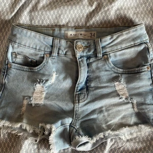 Jeansshorts - Söta jeansshorts med slitna detaljer🩵