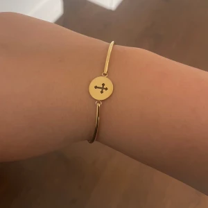 Ett guld armband  - Säljer detta jättefina armband då jag har bytt till silver och inte använder guld mer!
