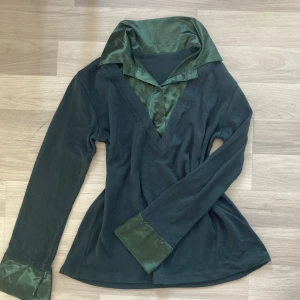 Tröja - Jättefin grön finstickad tröja med silkes krage och utsvängda ärmar💓 Fina detaljer och form💓