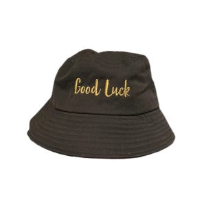 Buckethat - Säljer en av mina buckethats då jag måste rensa bort lite🌼 Bra kvalitet och har en guldig text på framsidan💕 (sista bilden e från en flera års gammal tiktok när jag har hatten bakofram)