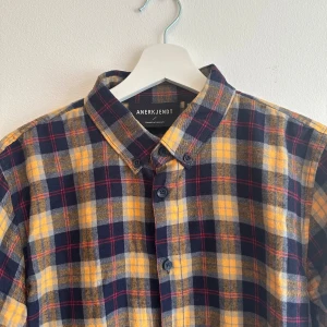 Anerkjendt, skjorta  - Mest lik färgen på första bilden 