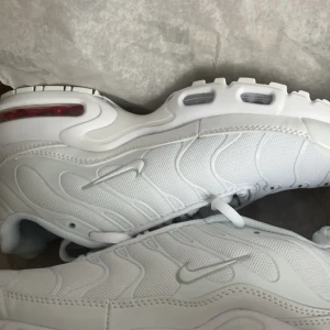 Nike vita TNs - Detta är vita nike tns, de är storlek 38. detta är it riktig men den ser ut helt perfekt. Helt ny med boxen.