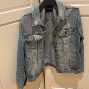 Jeans jacka  - Suuuper fin jeans jacka, super trendig just nu men använder inte då jag har en annan❤️ storlek 38, köparen står för frakten💕
