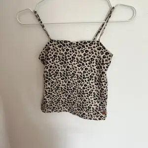 Jag säljer ett fint leopard linne för 35 kr! Den är från Lindex, jag har användt den några fåtal gånger men linnet är i bra skick. Pris kan diskuteras ni betalar frakten. 