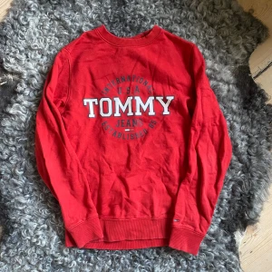 Tommy Hilfiger tröja - Tröja från Tommy Hilfiger i storlek XS (herr)