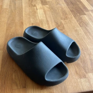 Yeezy slides - Säljer nu mina yeezy slides då de inte används längre. Nypris: 2500 Skick: 8/10 Storlek: 42 Dm