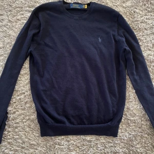 Ralph lauren crewneck - Köptes från careofcarl i vintras och sen dess använts cirka 5 gånger. 
