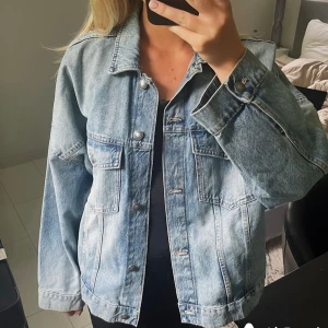JEANSJACKA - Jeansjacka med märket STR i storlek M. Köpt förra sommaren och använd ett fåtal gånger, kvalitet som ny samt inga deffekter🤍 skriv privat om fler bilder